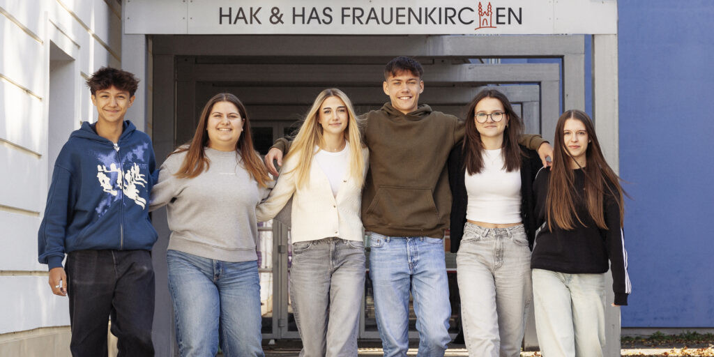 Schüler vor dem Schuleingang